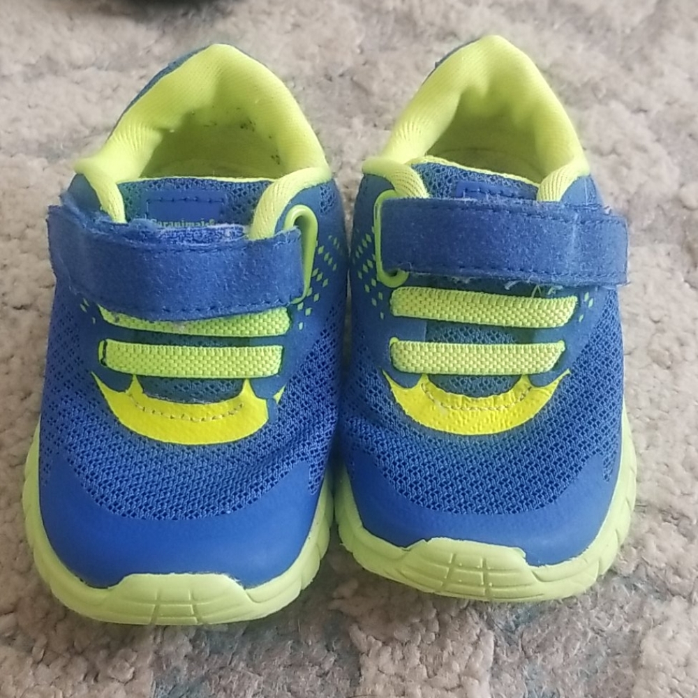 Boys shie size 4